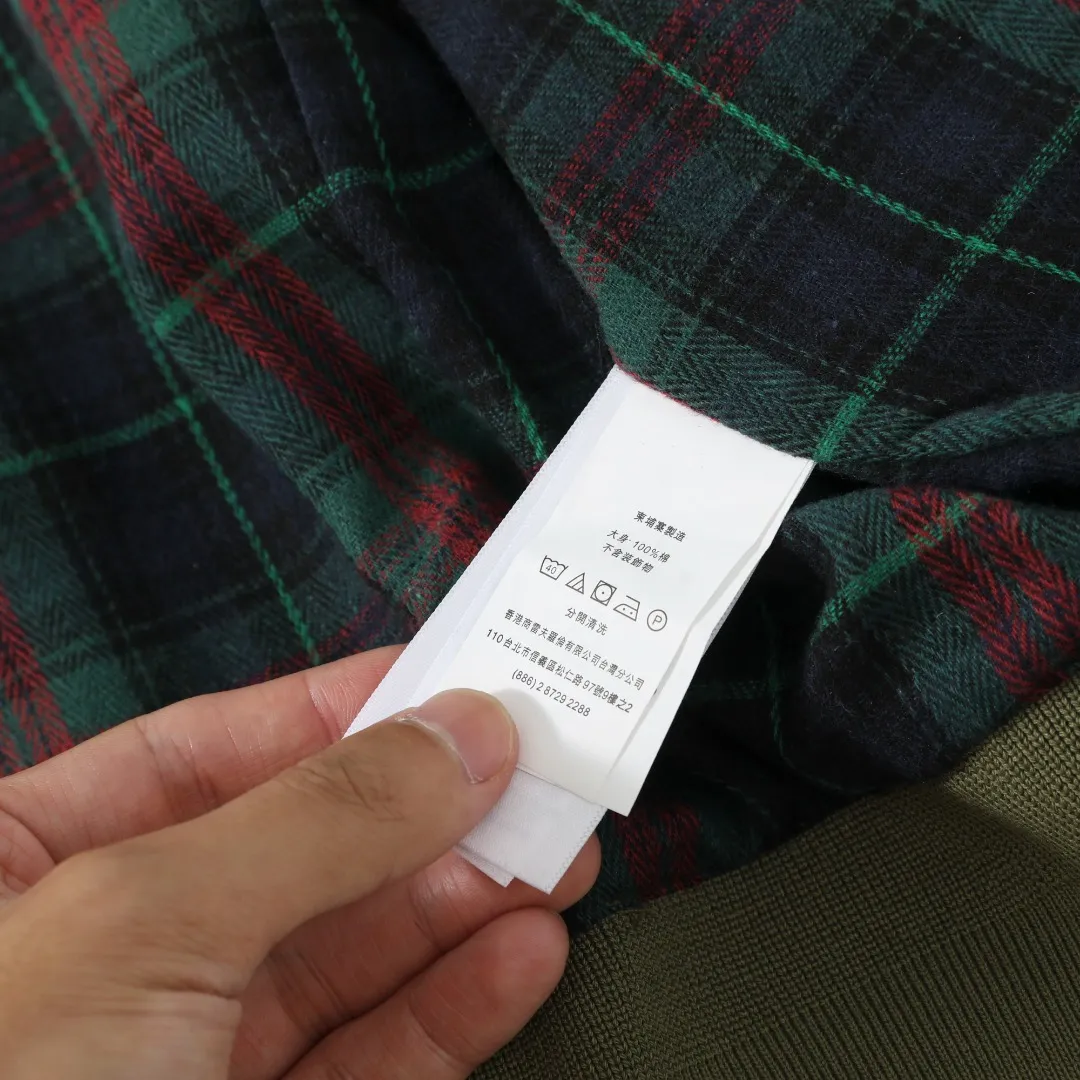 P350 #R23 Ralph Lauren polo white lily contract men's and women's old money style old cadre stand collar workwear Harrington jacket item number RL12020 The fabric has a double-layer shin feel and is full of weight! It's not as heavy as a regular jacket, and the ordinary cotton material feels really different. This one is super comfortable, soft and stylish, and has a green plaid interior that has a retro movie fashion feel! The fit is loose but not baggy. The size is just right and not too picky. The dropped shoulder design modifies the shoulder shape without making it look bulky. This silhouette is a style that will never go out of style after being worn for a long time. The upper body is also very durable and recognizable. The loose and reasonable fit can be worn by both men and women, making it easy to create a clean and refreshing youthful look. The embroidery on the chest is all German Oman embroidery fiber with original data. The embroidery process is very particular about using Japanese Tajima machines to ensure exquisite three-dimensional embroidery. That is what I said is different from the ones on the market. The workmanship is loose and can be used by boys and girls!! Color: Black Khaki Navy Blue Army Green Light Blue Size: M L XL XXL Length: 68/70/72/74 Bust: 122/126/130/134 Shoulder width: 53/54/55/56 Sleeve length: 65/66/67/68